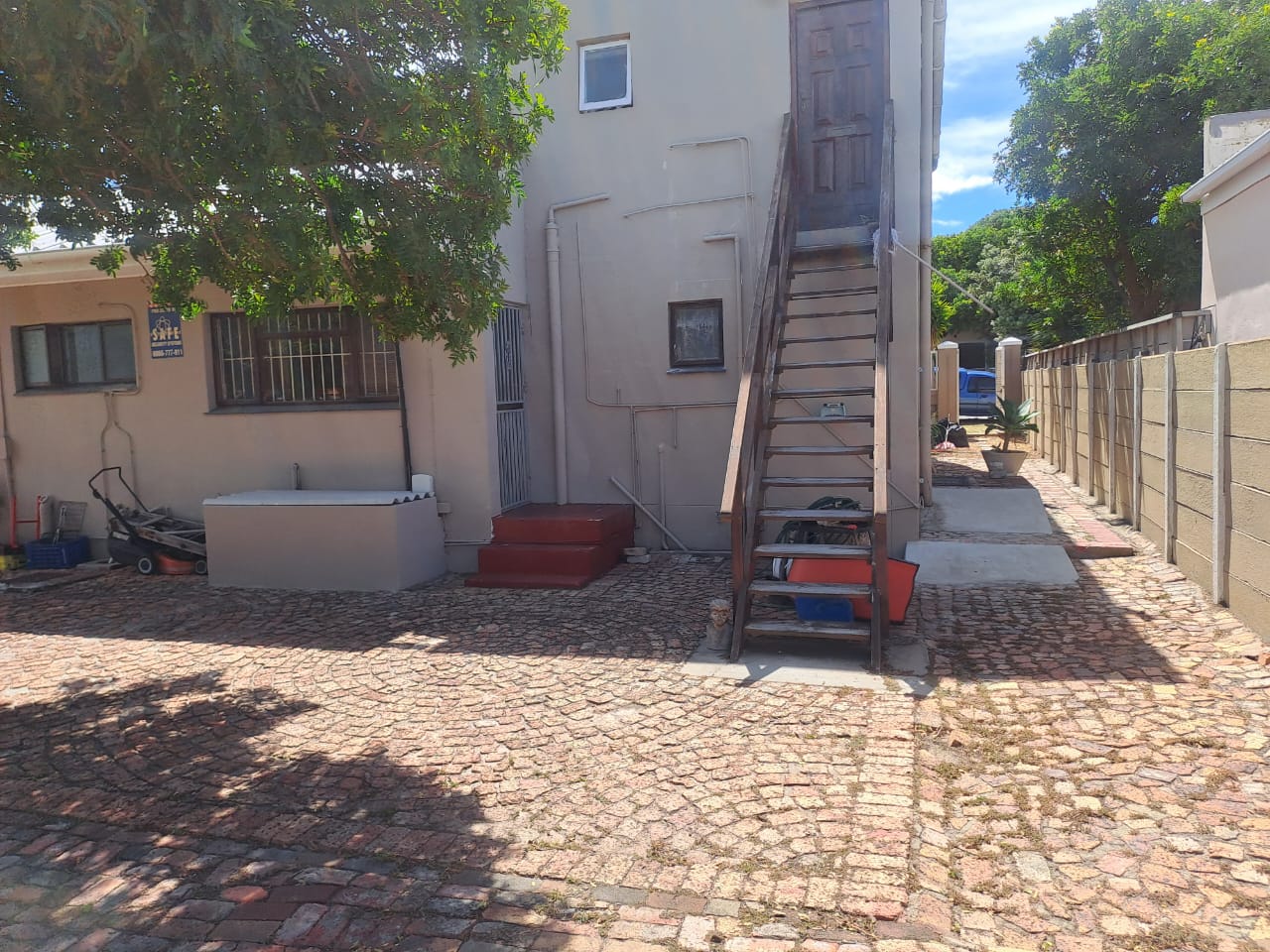 16b Schneider Street